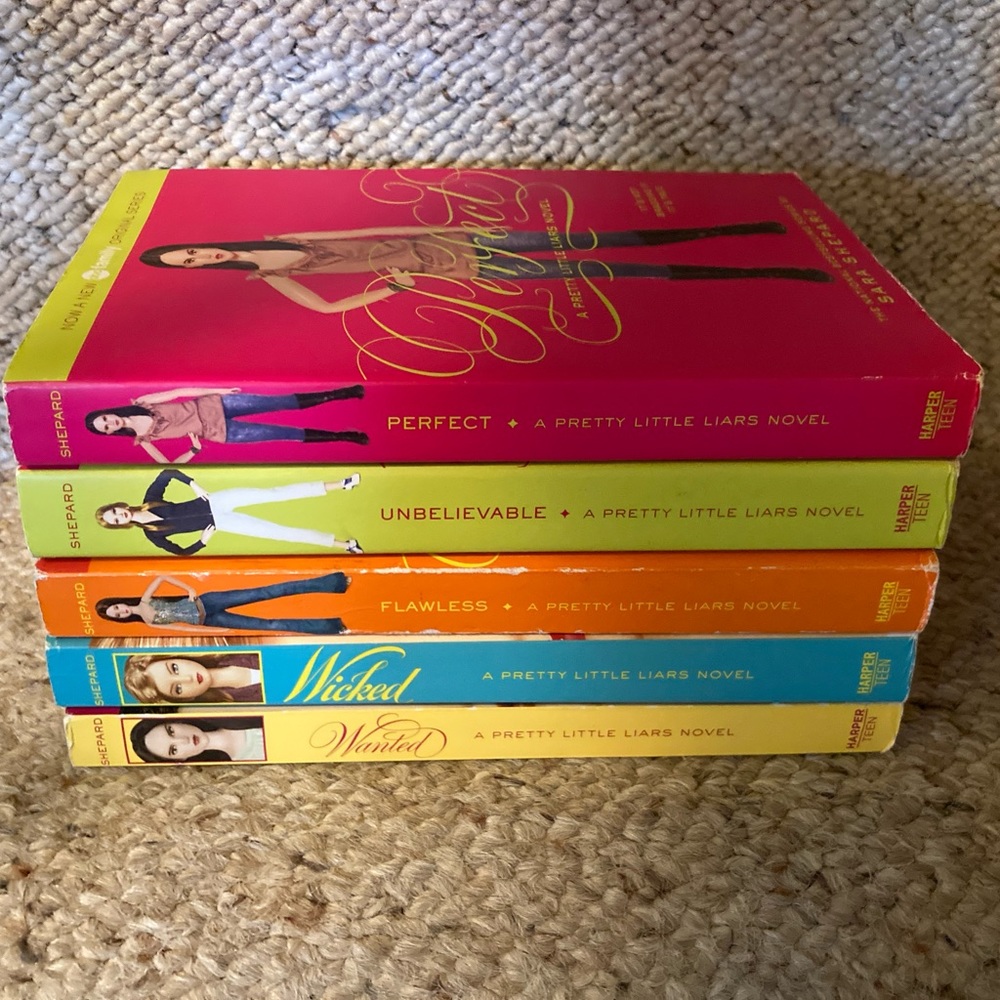 Books 5 Series(Softback): Pretty Little Liars Novels by Sara Shepard